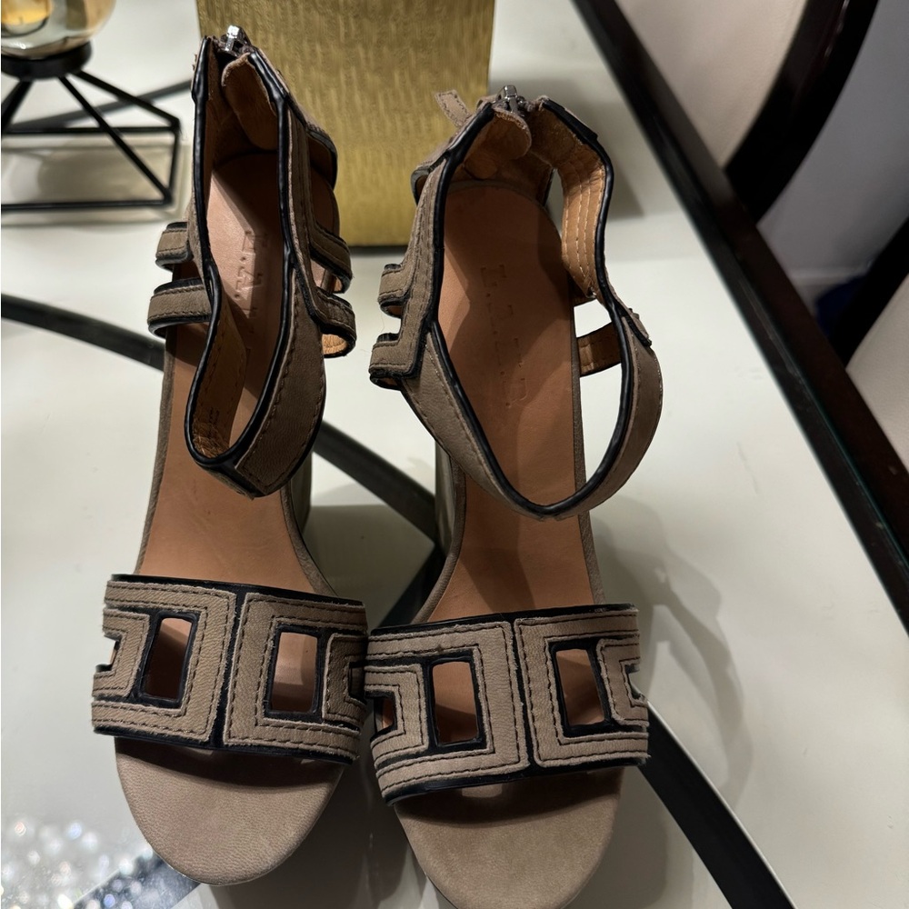 L.A.M.B shoes Beige Pumps